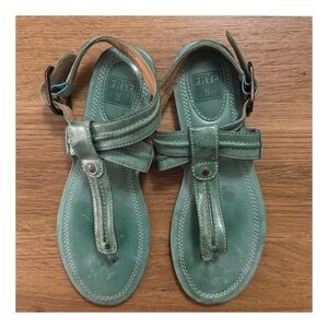 Frye Alessia Trapunto Leather T-Strap Thong Sandals in Green Size 7